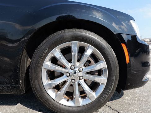 Used 2018 Chrysler 300 Limited image 13