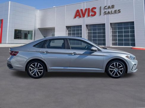Used 2025 Volkswagen Jetta SE FWD image 5
