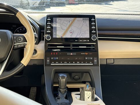 Used 2020 Toyota Avalon Limited image 30