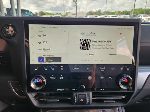 Used 2025 Lexus GX 550 w/ Accessory Package (2T) AWD/4WD image 18