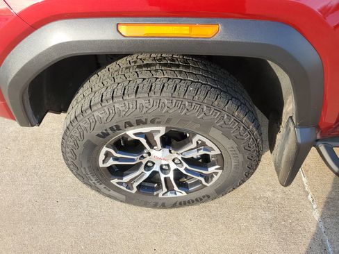 Used 2025 GMC Canyon AT4 w/ Technology Plus Package image 40