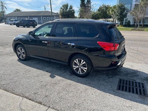 Used 2017 Nissan Pathfinder SV image 2
