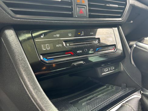 Used 2025 Volkswagen Jetta SE w/ Sunroof Package FWD image 12