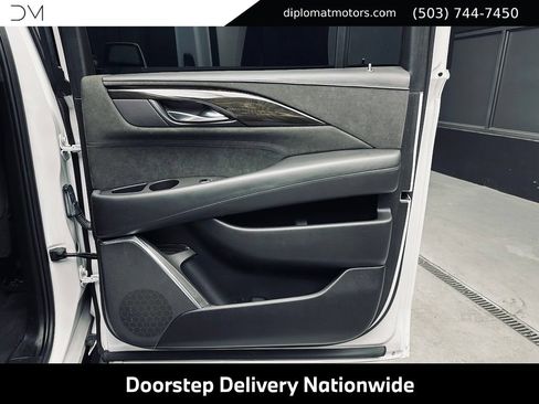 Used 2017 Cadillac Escalade ESV Platinum AWD/4WD image 31