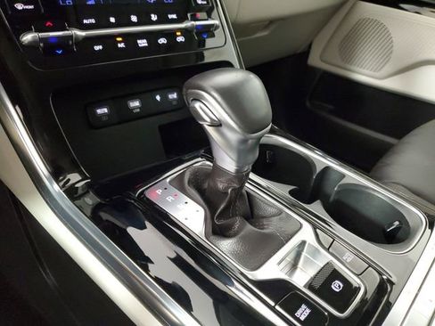 Used 2024 Kia Carnival EX image 31