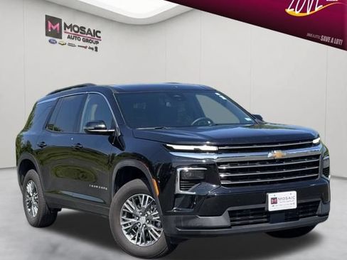 Used 2026 Chevrolet Traverse LT FWD image 1