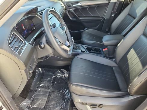 Certified 2024 Volkswagen Tiguan SE image 7
