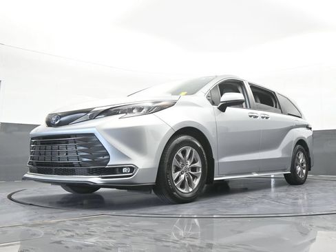 Used 2024 Toyota Sienna XLE FWD image 57