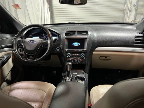 Used 2018 Ford Explorer XLT w/ Equipment Group 202A image 15