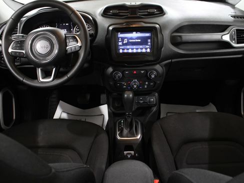 Used 2018 Jeep Renegade Latitude FWD image 2