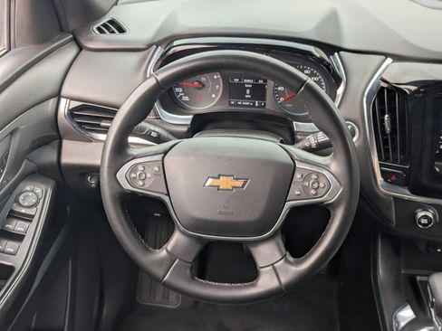 Used 2023 Chevrolet Traverse LT image 17