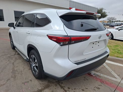 Used 2022 Toyota Highlander XLE image 4