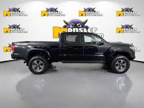 Used 2017 Toyota Tacoma TRD Sport AWD/4WD image 4