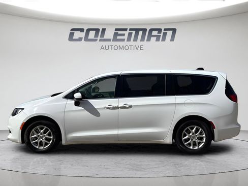 Used 2023 Chrysler Voyager LX FWD image 2