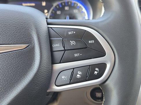 Used 2023 Chrysler Pacifica Touring-L FWD image 29