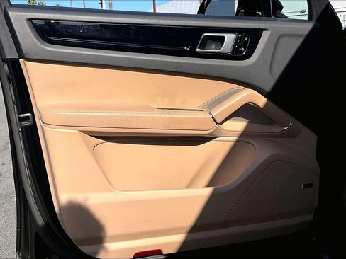 Used 2021 Porsche Cayenne image 22