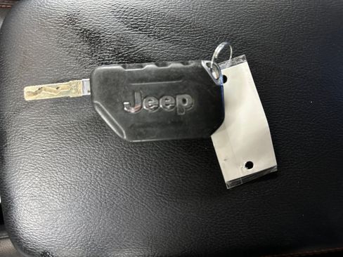 Used 2021 Jeep Gladiator Mojave AWD/4WD image 33