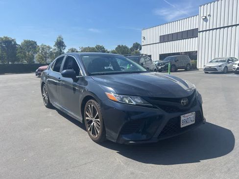 Used 2020 Toyota Camry SE image 2