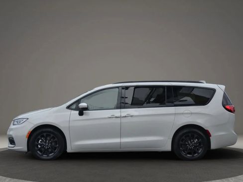 Used 2021 Chrysler Pacifica Touring w/ S Appearance Package image 4