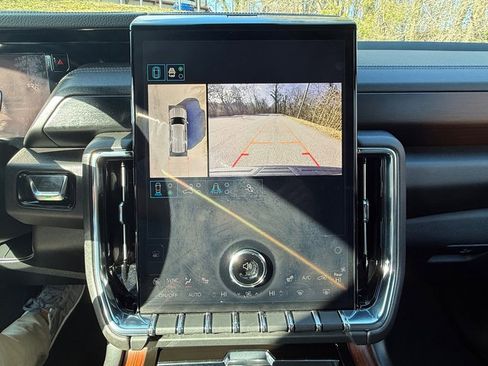 Used 2025 GMC Yukon Denali image 32