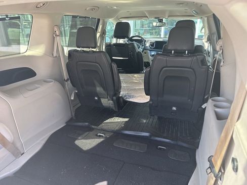 Used 2020 Chrysler Pacifica Touring-L Plus image 16