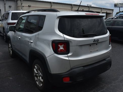 Used 2017 Jeep Renegade Latitude FWD image 4