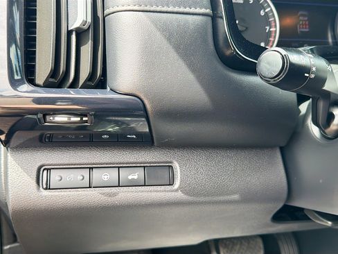 Used 2025 Nissan Pathfinder SV AWD/4WD image 17