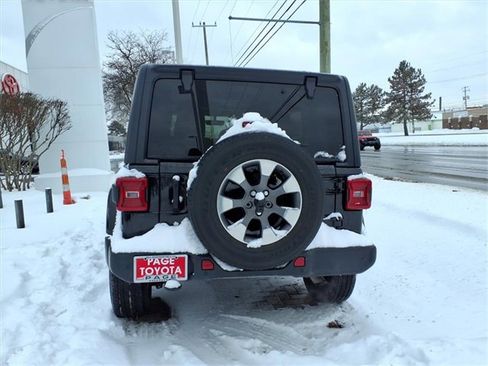 Used 2018 Jeep Wrangler Unlimited Sahara w/ Uconnect 4C Nav & Sound Group image 6