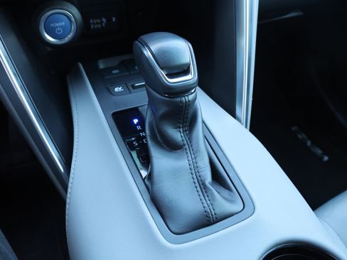 Used 2022 Toyota Venza LE image 30