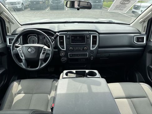 Used 2019 Nissan Titan S image 10