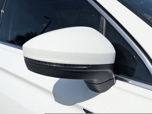 Used 2022 Volkswagen Tiguan SE w/ Panoramic Sunroof Package image 13