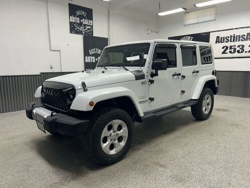 Used 2014 Jeep Wrangler Unlimited Sahara w/ Connectivity Group AWD/4WD image 3