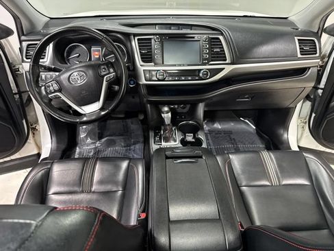 Used 2019 Toyota Highlander SE AWD/4WD image 4