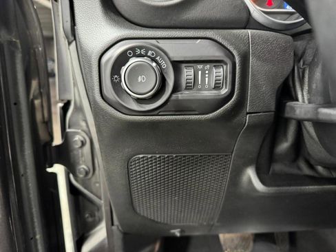 Used 2018 Jeep Wrangler Unlimited Sahara image 25