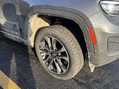 Used 2023 Jeep Grand Cherokee Overland image 3