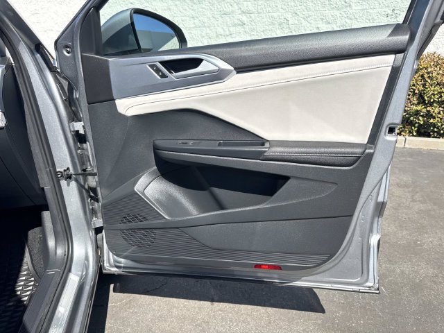 Certified 2025 Volkswagen Taos SE FWD image 33