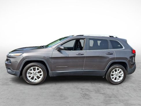 Used 2018 Jeep Cherokee Latitude Plus w/ Comfort/Convenience Group AWD/4WD image 2