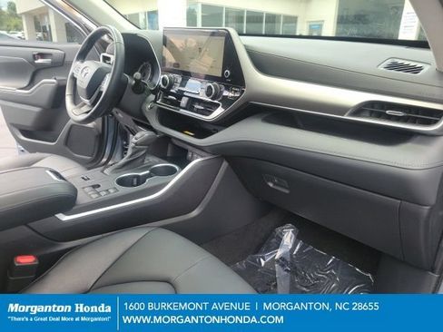 Used 2023 Toyota Highlander XLE FWD image 34
