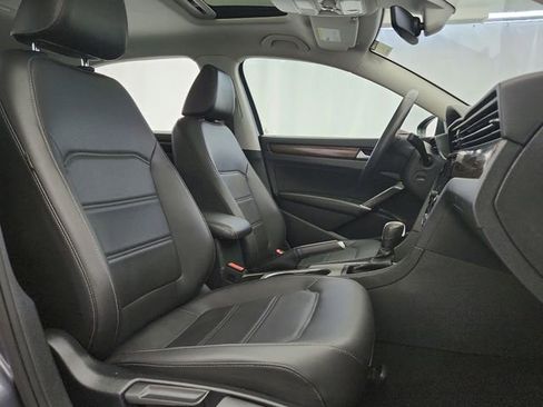 Used 2022 Volkswagen Passat 2.0T image 27