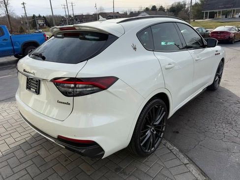 Used 2022 Maserati Levante Trofeo image 11