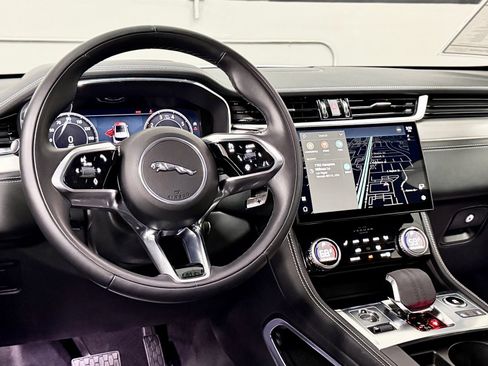 Used 2024 Jaguar F-PACE R-Dynamic S image 33