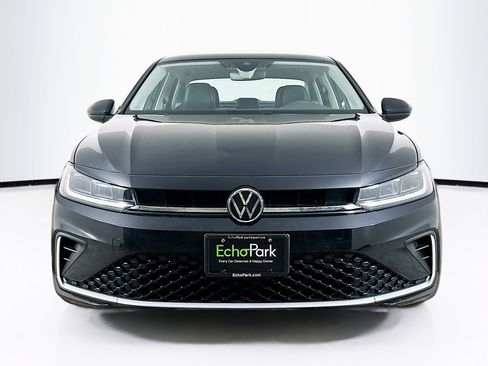Used 2025 Volkswagen Jetta SE FWD image 2
