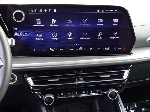 Used 2025 Chevrolet Traverse LT image 24