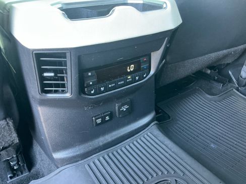 Used 2024 Toyota Sequoia Capstone AWD/4WD image 32