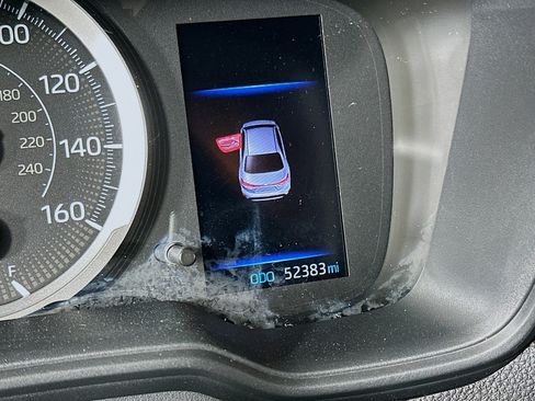 Used 2021 Toyota Corolla LE image 18