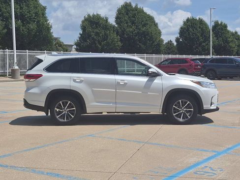 Used 2018 Toyota Highlander XLE AWD/4WD image 5