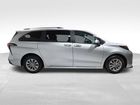 Used 2025 Toyota Sienna XLE image 5