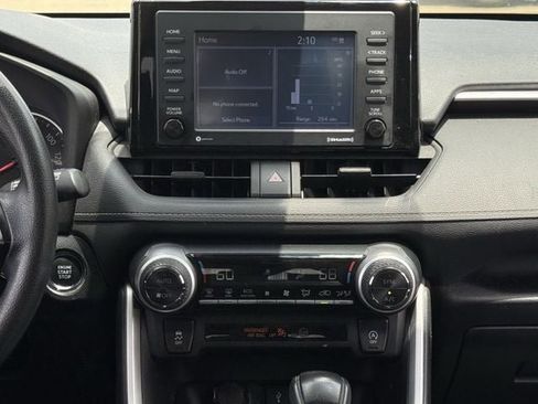 Used 2022 Toyota RAV4 XLE FWD image 16