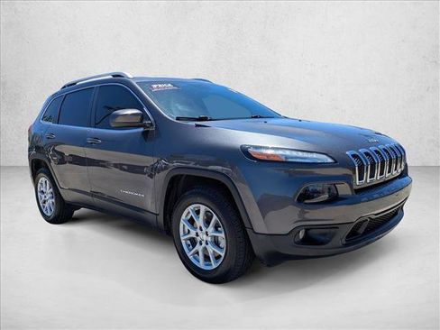 Used 2017 Jeep Cherokee Latitude w/ Comfort & Sound Group AWD/4WD image 3