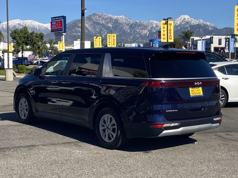 Used 2024 Kia Carnival LX image 5